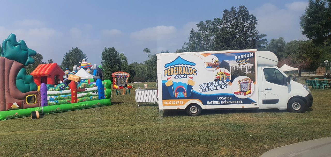 Châteaux gonflables et camion PEREIRALOC installés pour la fête