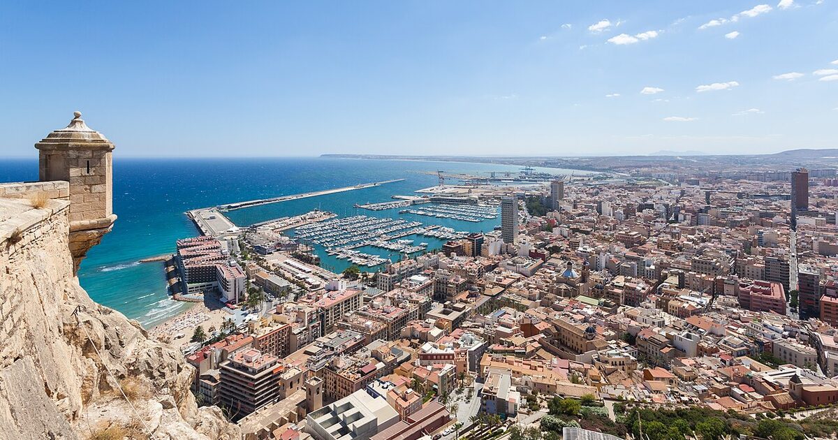 Alicante — photo réelle (Wikimedia Commons, Diego Delso)