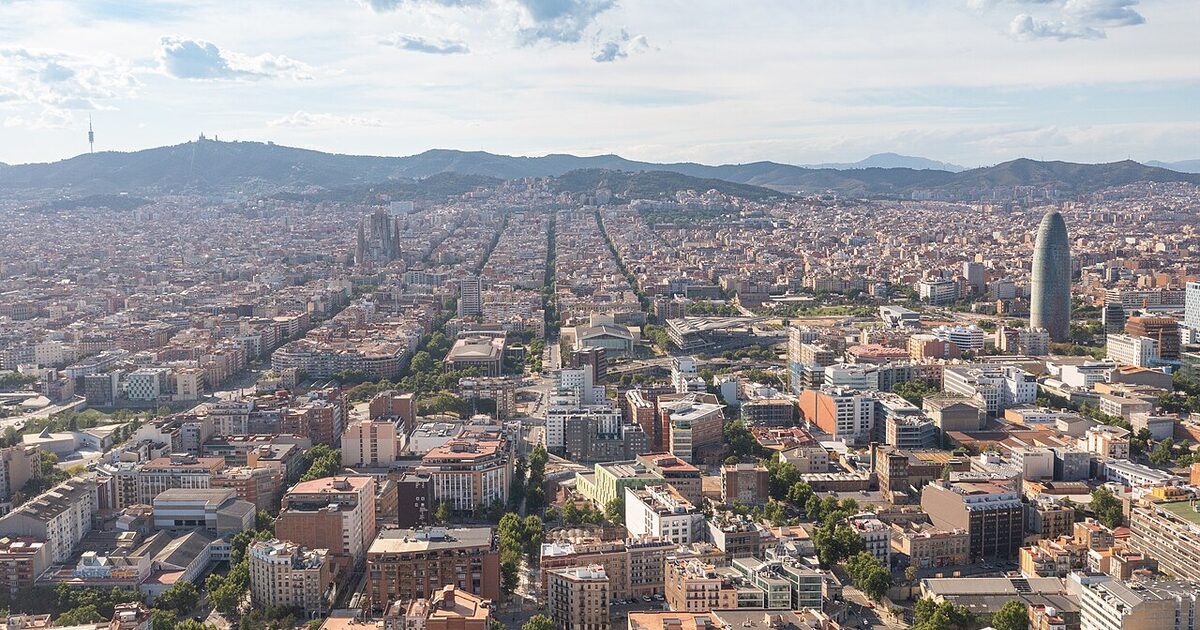 Barcelona — photo réelle (Wikimedia Commons, dronepicr)