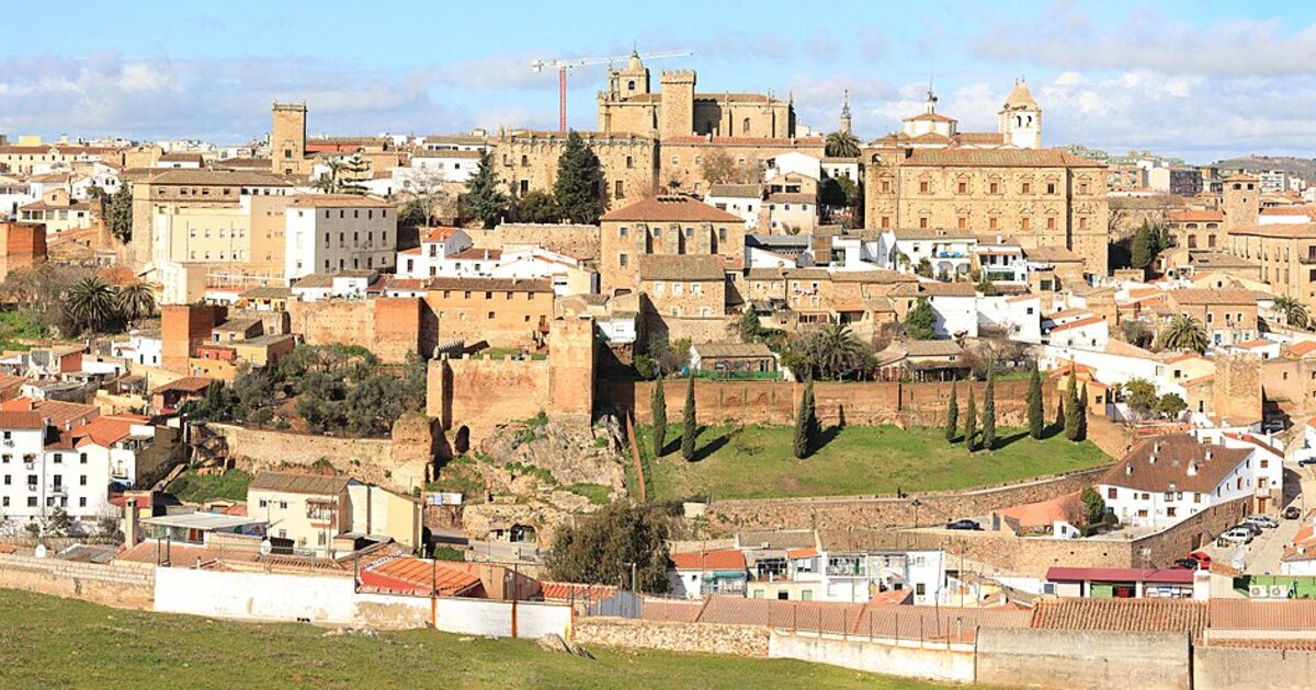 Cáceres — photo réelle (Wikimedia Commons, Lorenzo Vallés)
