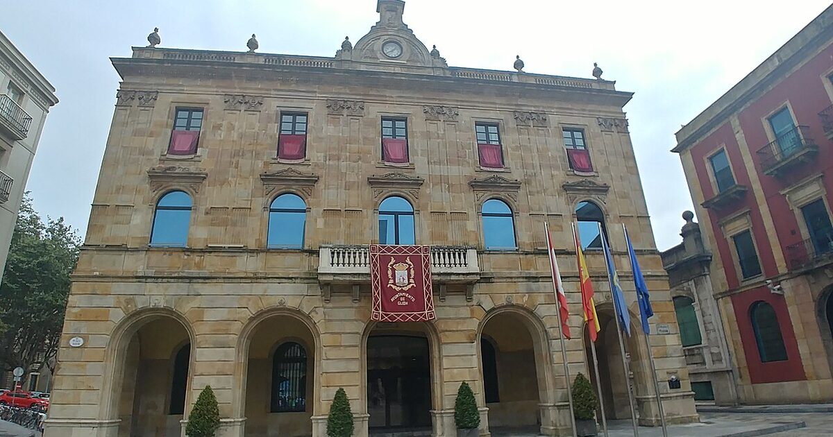 Gijón — photo réelle (Wikimedia Commons, Ionlizarazu)