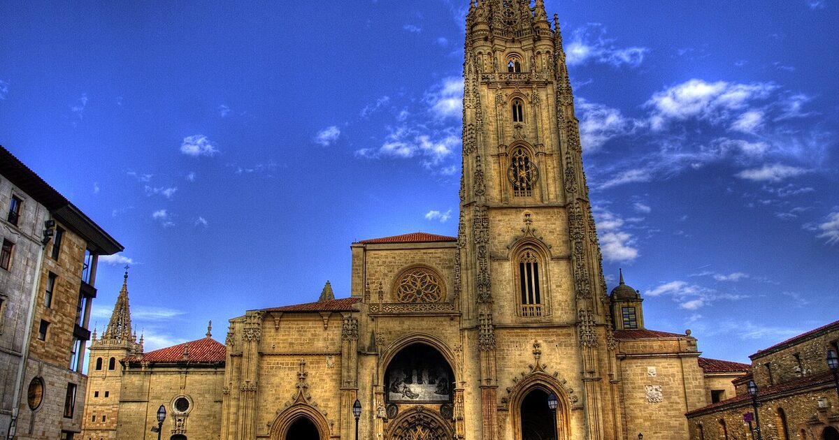 Oviedo — photo réelle (Wikimedia Commons, javier.losa)